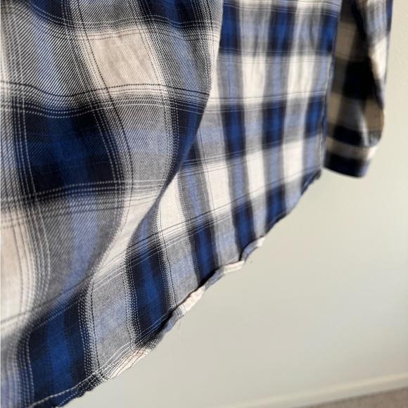 Women’s Size M Levi’s Plaid Button Down Shirt - Picture 11 of 17